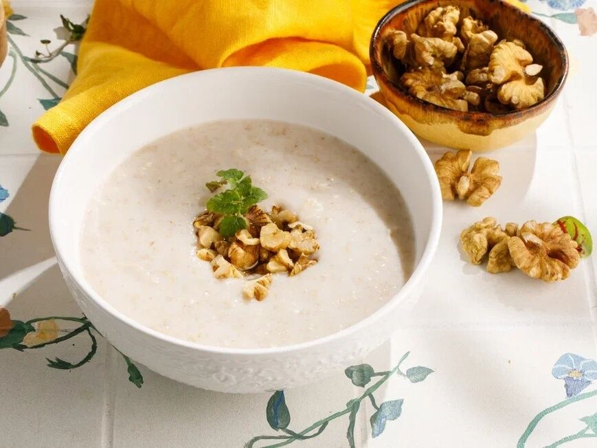 Овсяная каша с медом и грецкими орехами