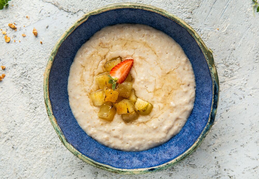 Oatmeal porridge with apple