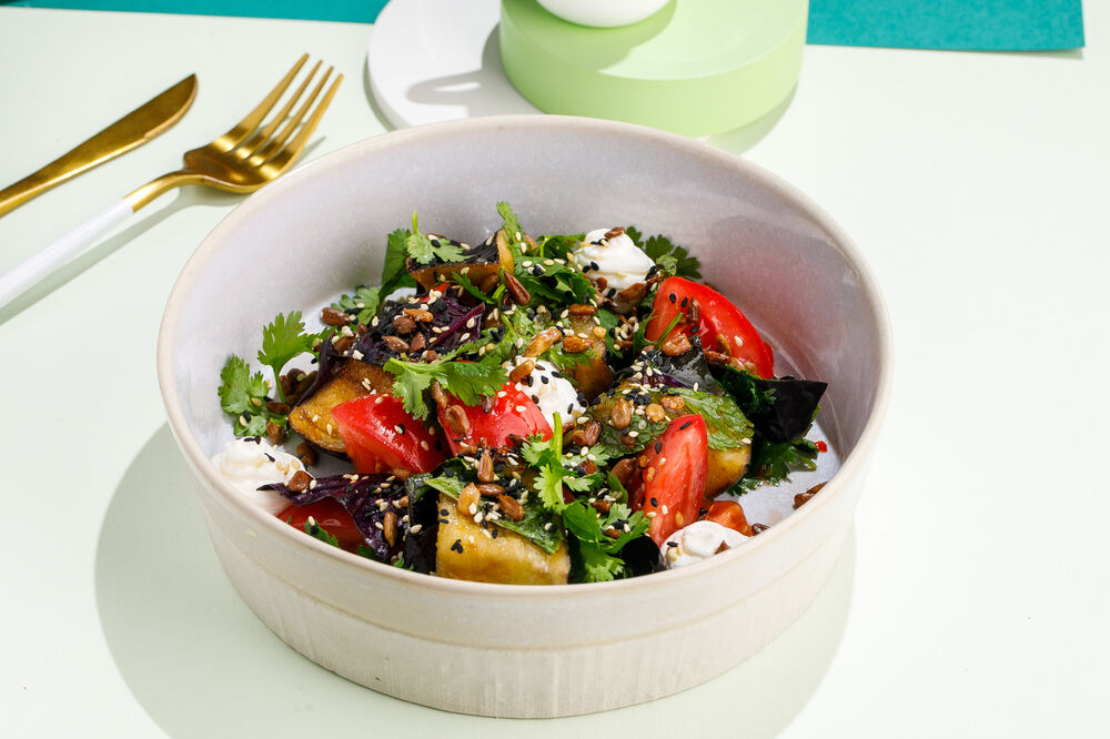 Salad with crispy eggplants