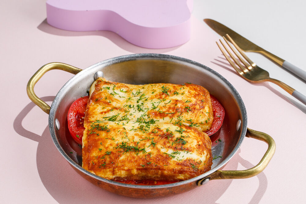 Fried Suluguni with fresh tomatoes