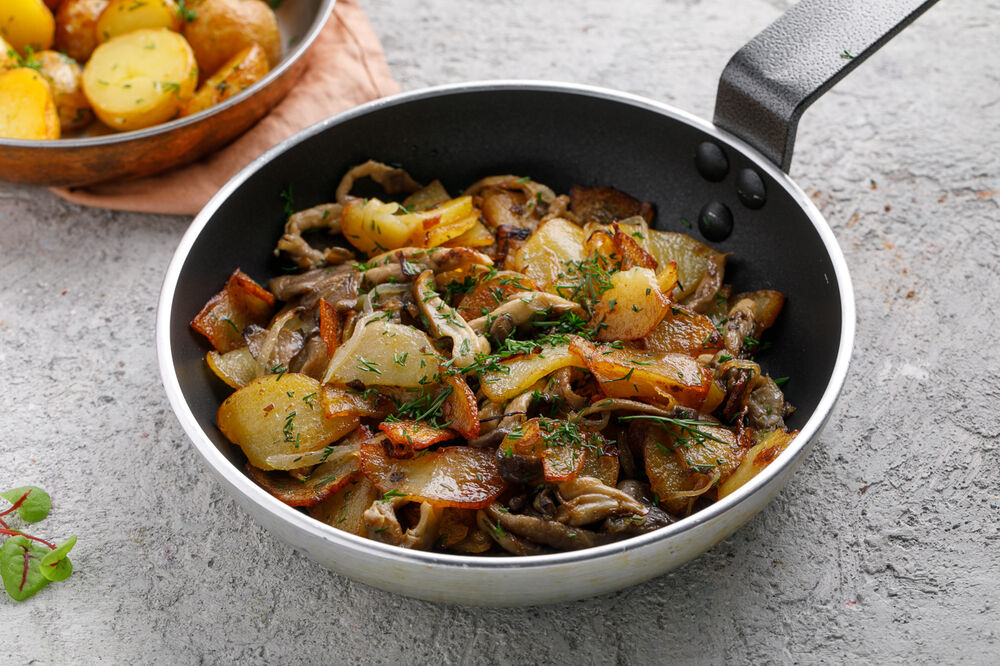 Fried potatoes with mushrooms 