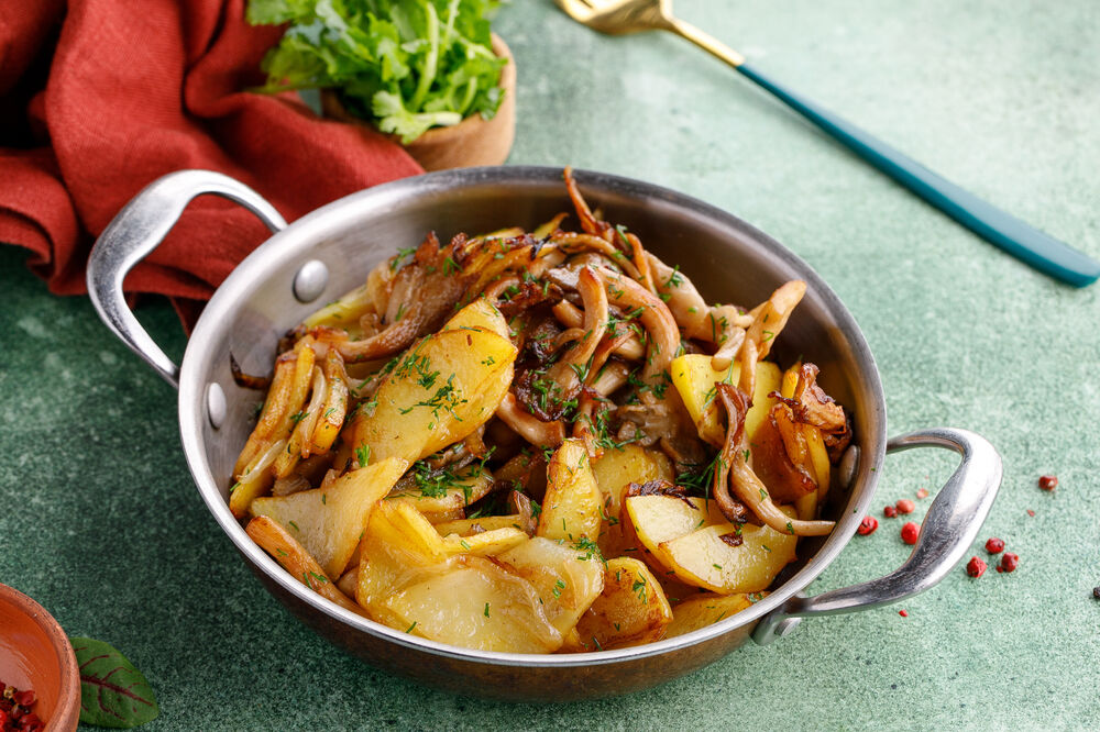 Fried potatoes with mushrooms 