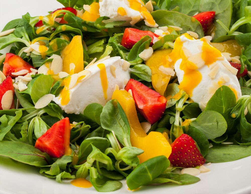 Salad with peaches, lavender honey and cream cheese