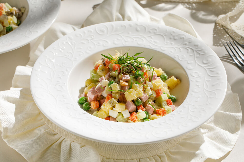 Салат "Оливье" с колбасой