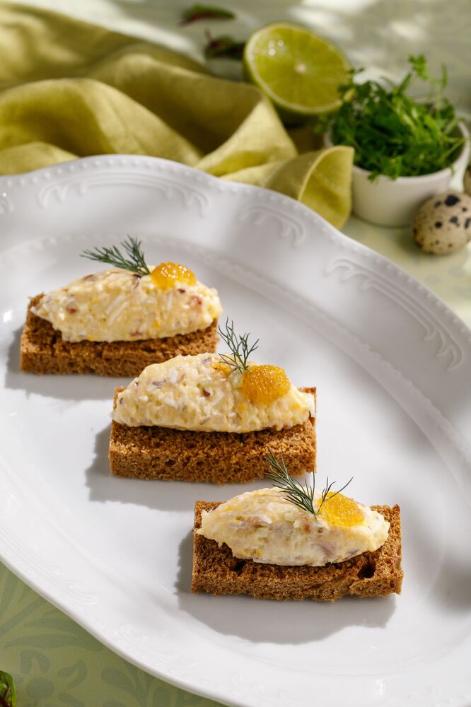 Forshmak from omul with fried black bread