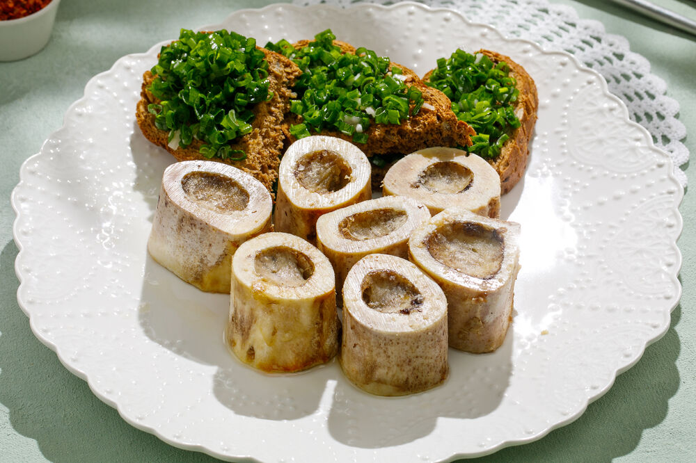 Bone marrow with green onions and bread