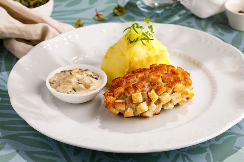 Pozharskaya cutlet with mashed potatoes