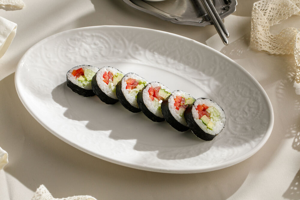 Веган-ролл с овощами и листьями салата