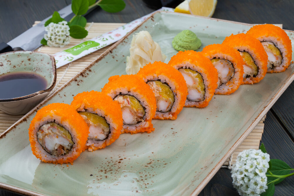 Roll with tempura shrimp and spicy crab