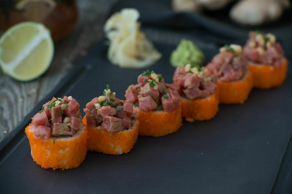 Sharp roll with chopped tuna tataki
