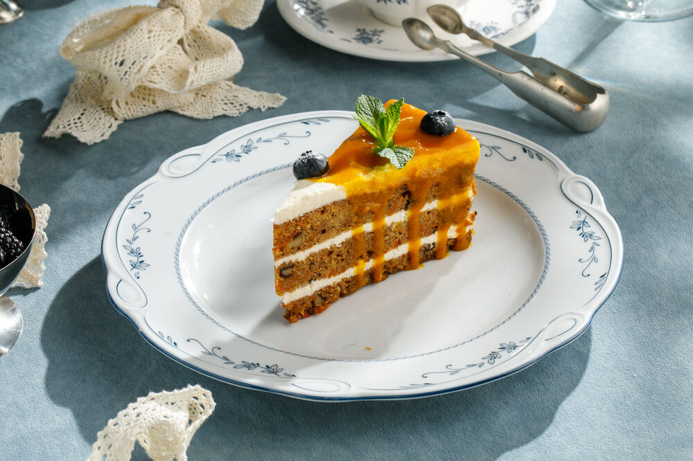  Carrot cake with mango sauce