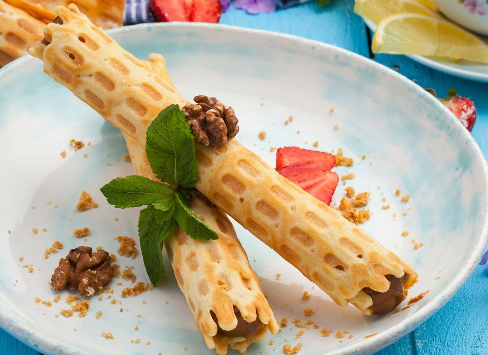 Wafer rolls with with caramelized milk
