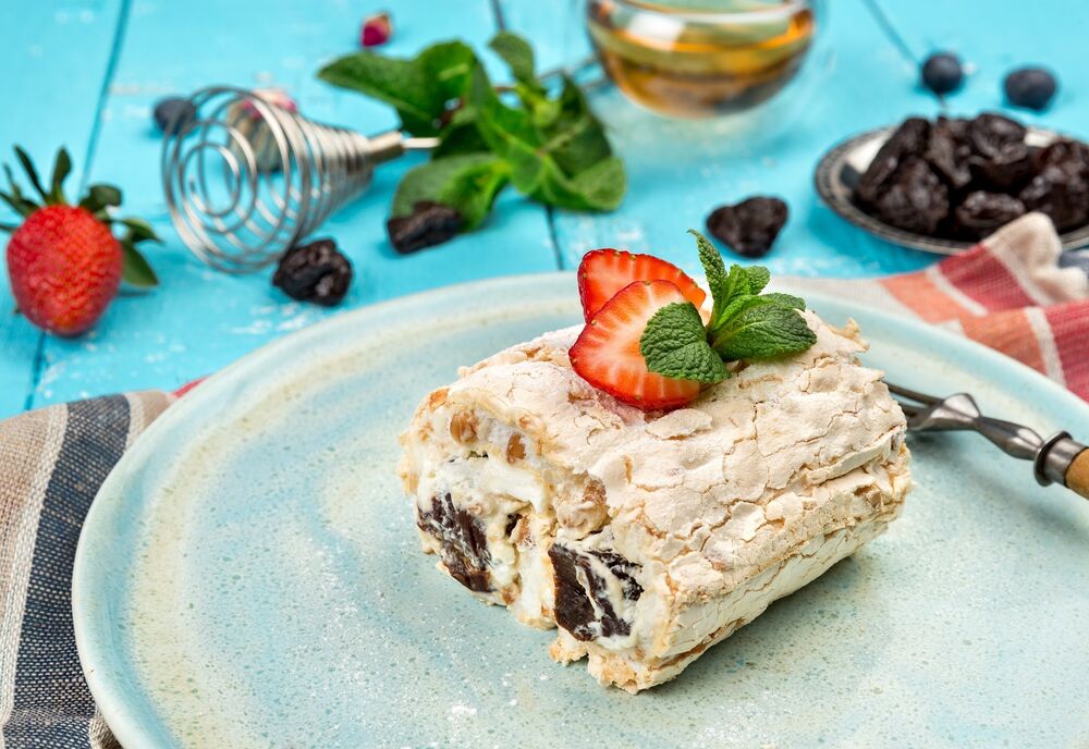 Meringue roll with cashew and prunes