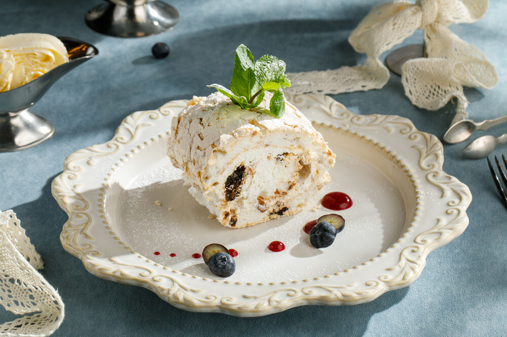 Meringue roll with cashew and prunes
