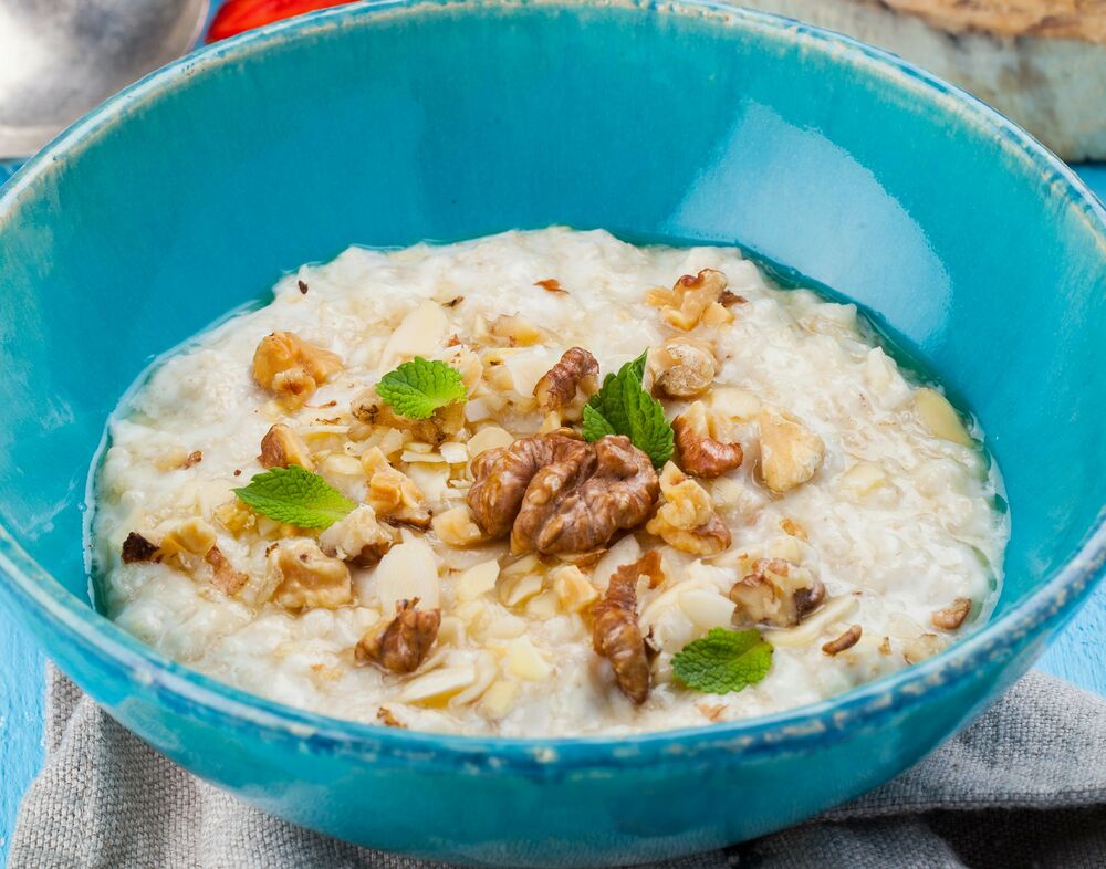 Oatmeal porridge with honey and nuts