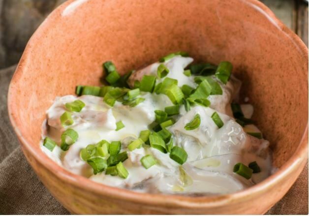 Milk mushrooms with sour cream and green onions