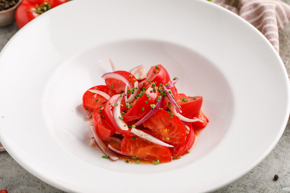 Salad with tomatoes and onions