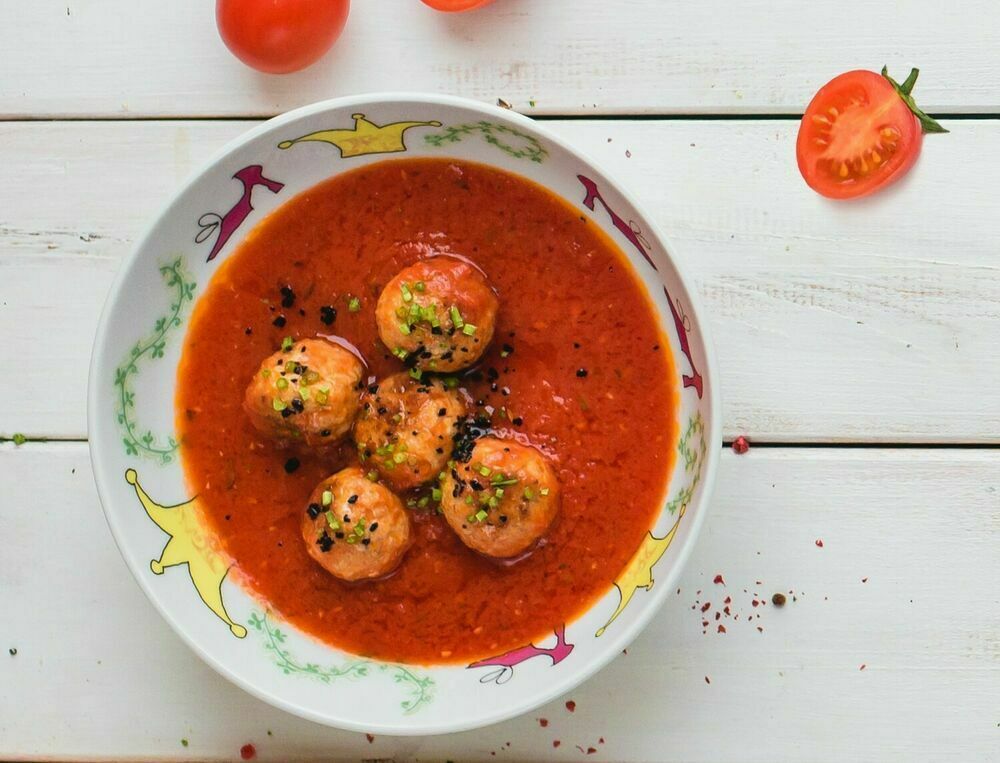 Детские Куриные тефтельки под томатным соусом