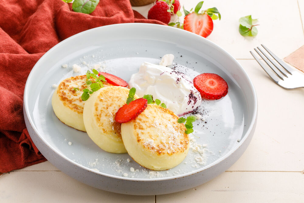 Fried cottage cheese pancakes with sour cream