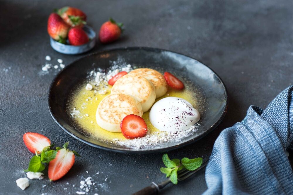 Fried cottage cheese pancakes with sour cream