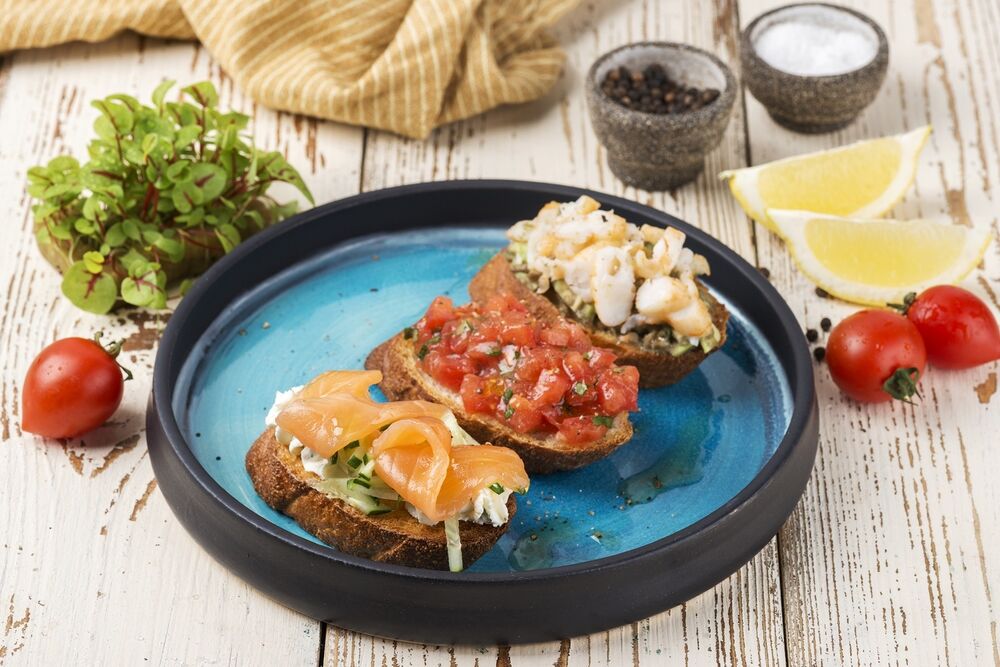 Brurchettas with shrimps and avocado 2 pcs.