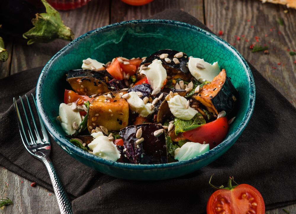 Salad with crispy eggplants and cream cheese