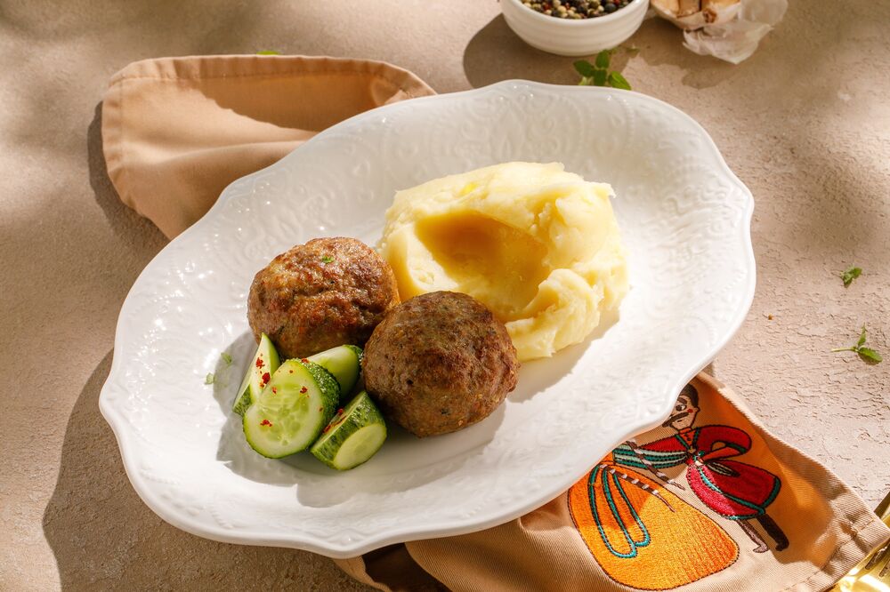 Cutlets by Petrovna with mashed potatoes