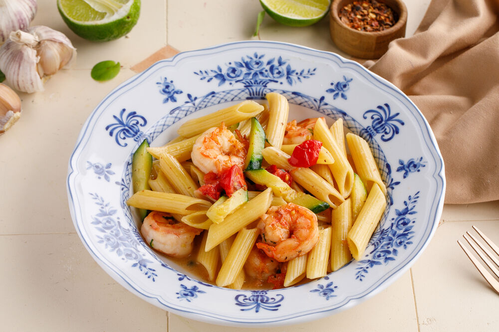 Pasta with shrimps and zucchini