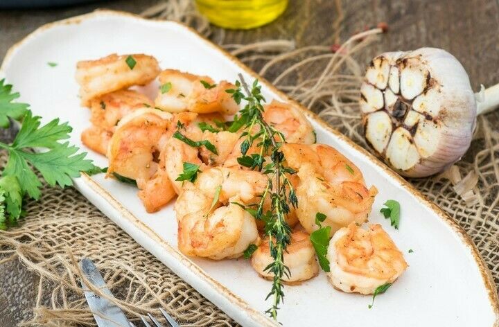 Fried shrimps with garlic