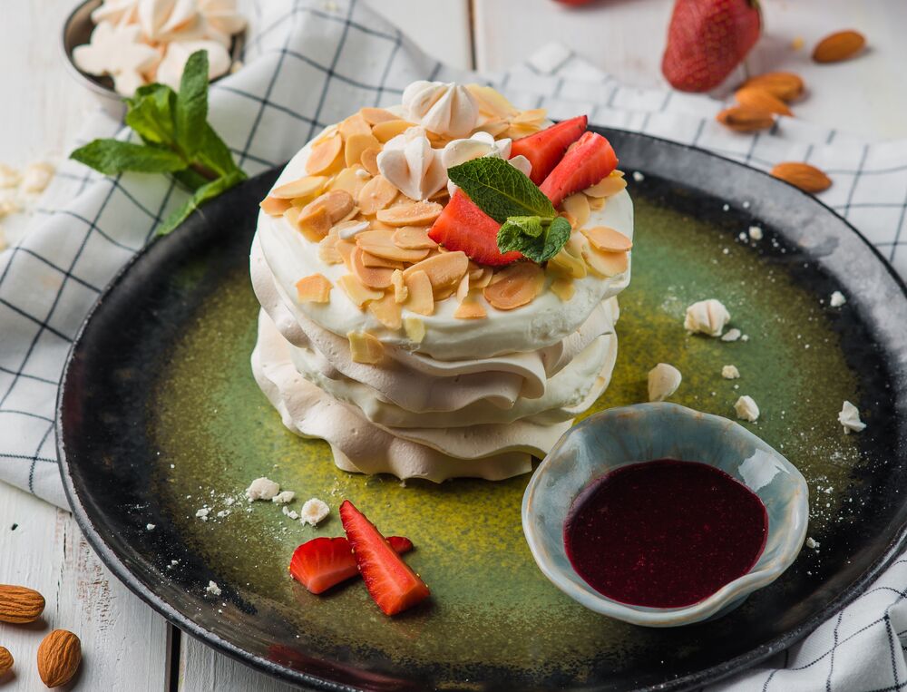 Meringue with berry sauce
