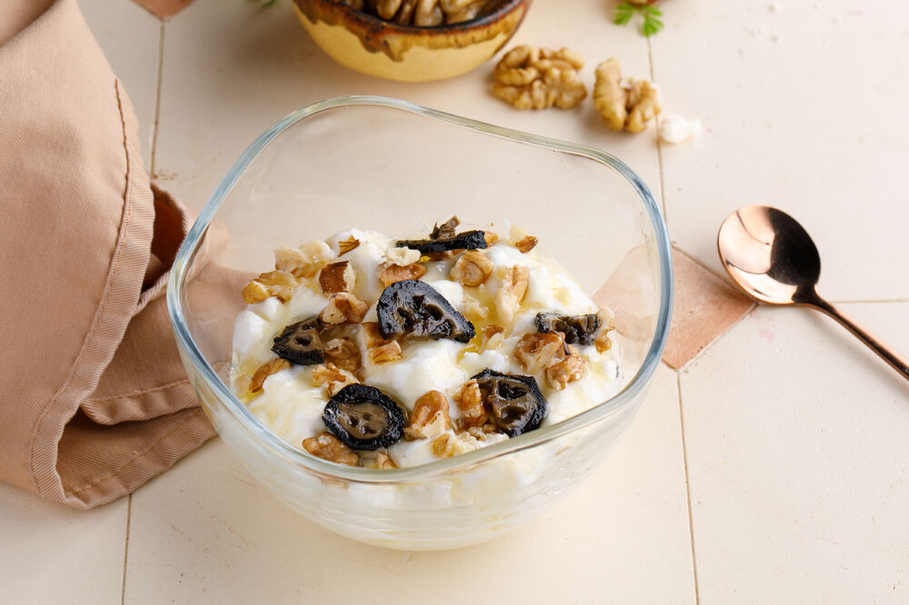 Fermented milk with honey and walnuts