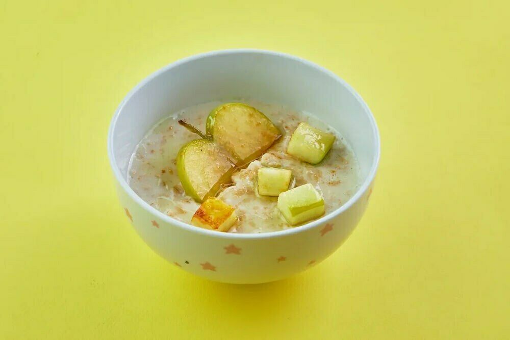 Овсяная каша с карамелизированным яблоком на молоке