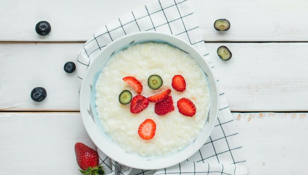 Rice porridge with berries and milk 