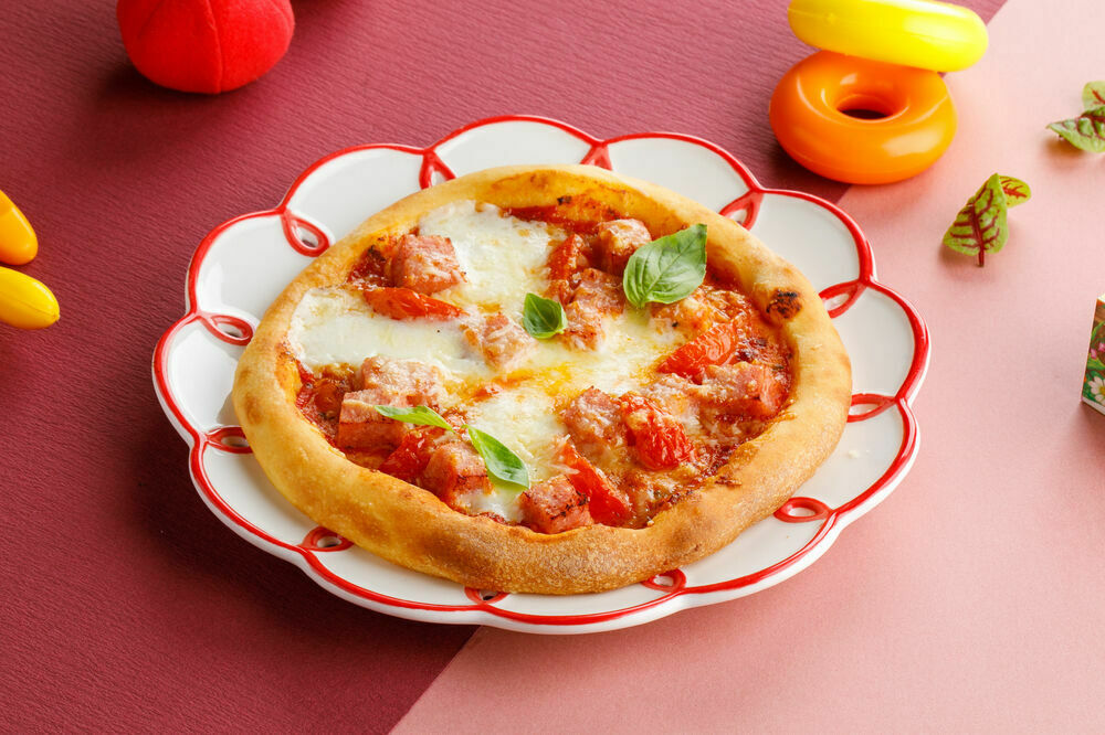 Pizza with ham and tomatoes 