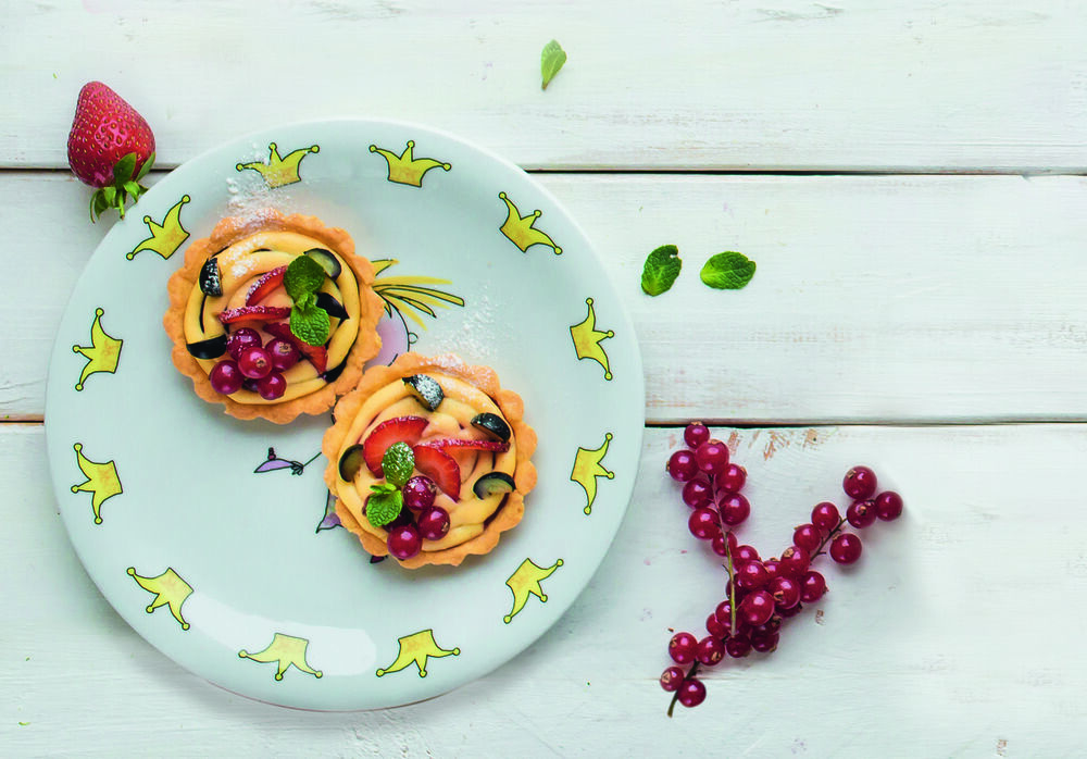 Tartalettte with berries and jam on Your choice
