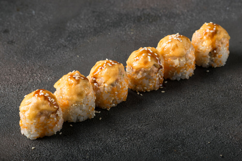 Baked roll with salmon and shrimp