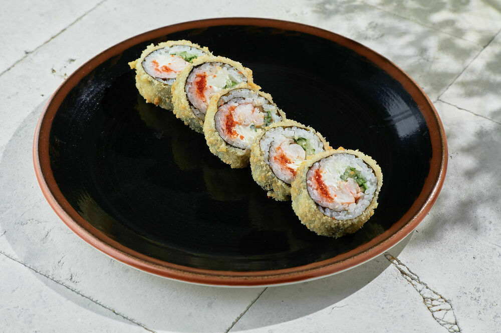 Roll with shrimp in tempura