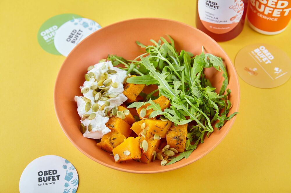 Salad with pumpkin, arugula and cream cheese