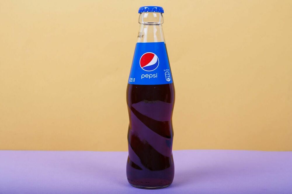 The drink is strongly carbonated "Pepsi-Cola"