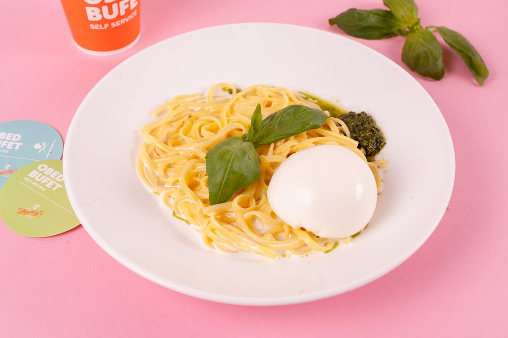 Linguini Alfredo with cheese Burrata