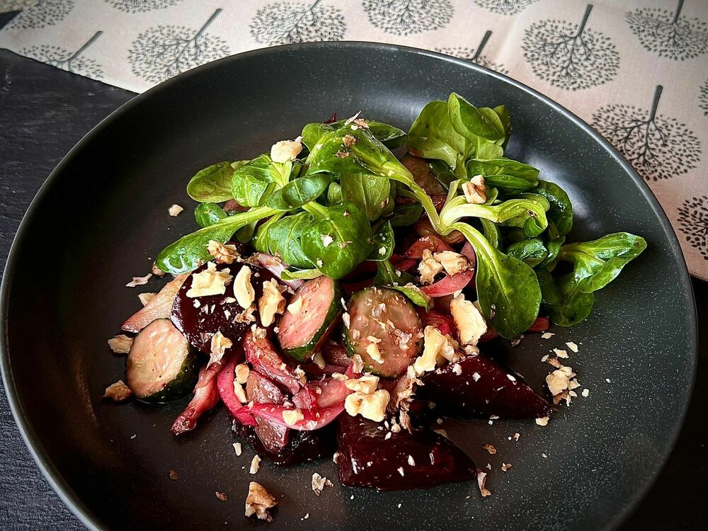 Lenten warm salad with oyster mushrooms and baked beets