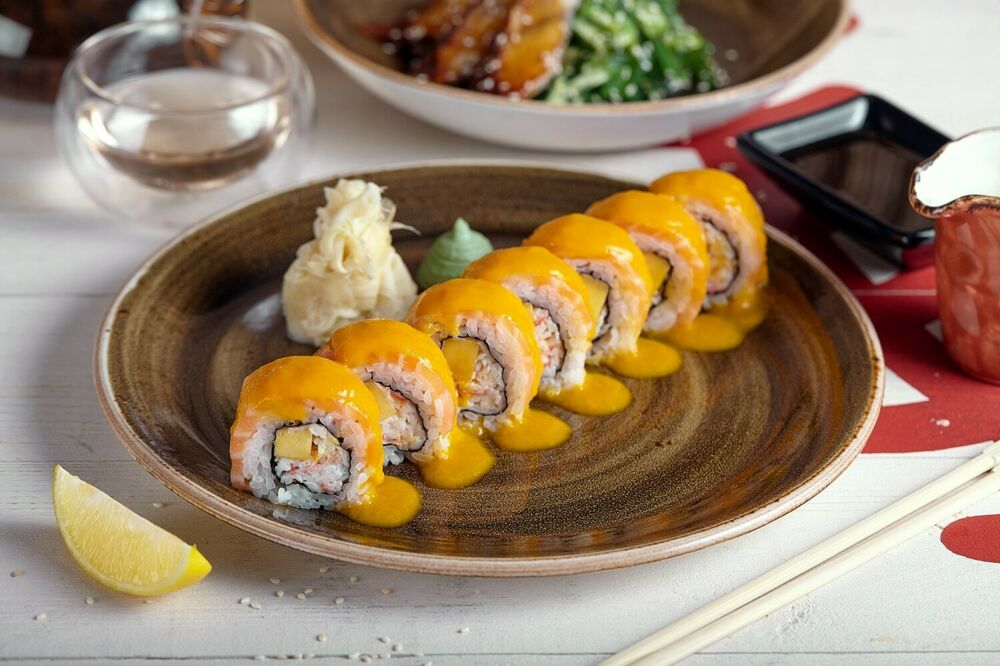 Roll with spicy crab, salmon and mango sauce