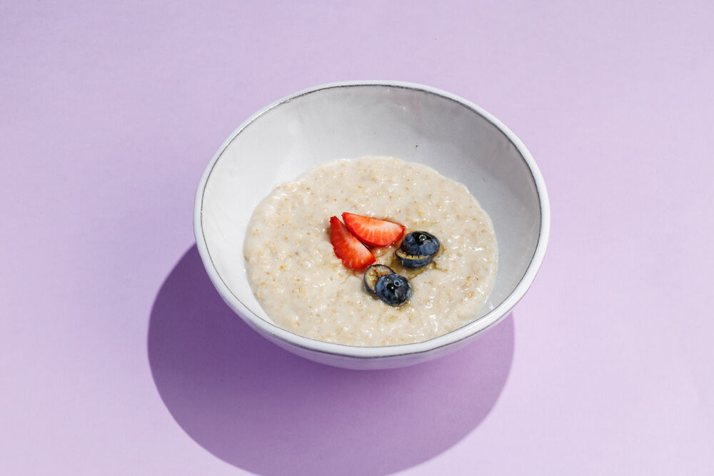 Oatmeal with linden honey and berries