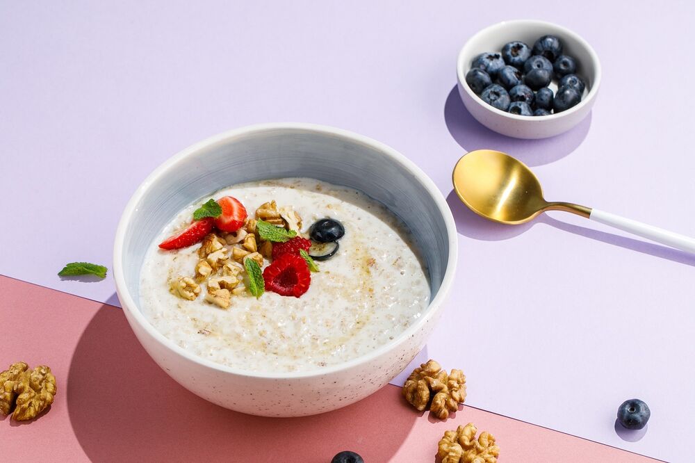 Oatmeal porridge with walnuts and berries