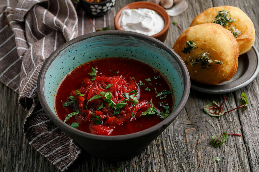 Lenten borscht soup with pampushki