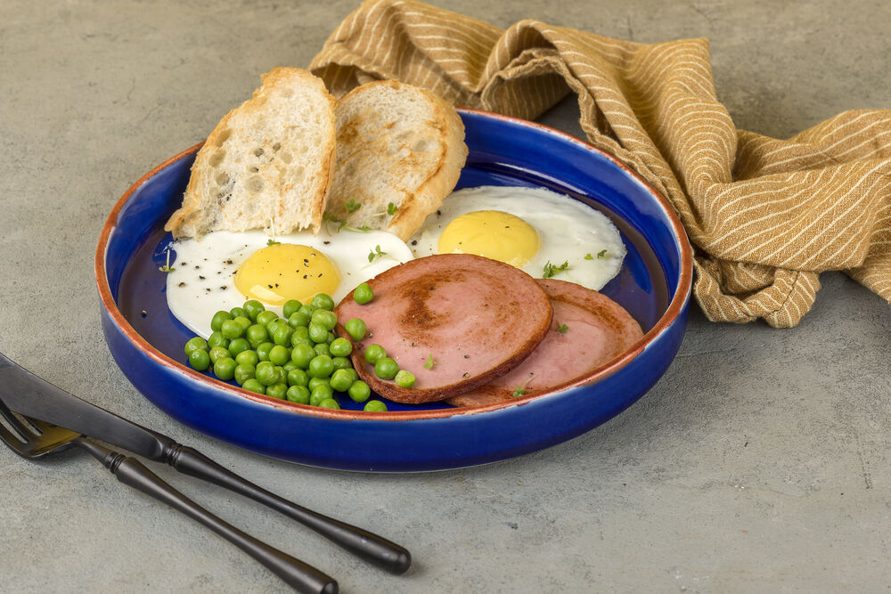 The egg with fried sausage and peas
