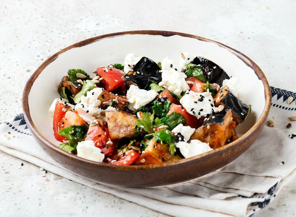Salad with crispy eggplants