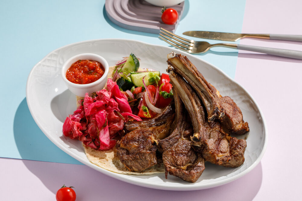 Каре ягненка на гриле с капустой по-гурийски и овощным салатом