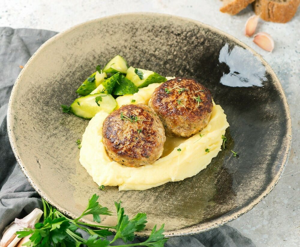 Cutlets from Petrovna with mashed potatoes