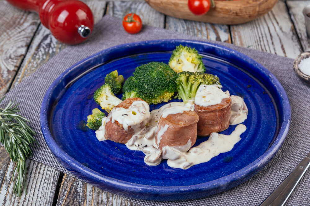 Veal medallions with mushroom sauce